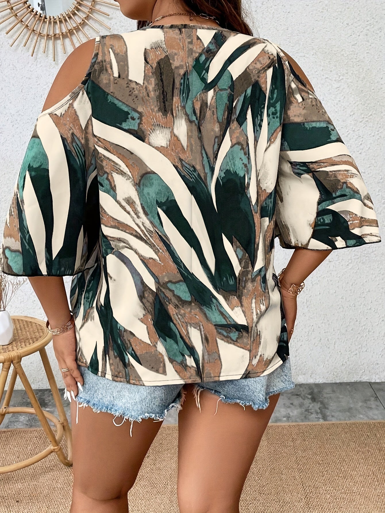 Flirty & Functional: Plus Size Printed Cold-Shoulder Blouse with Zip-Up V-Neck – Ready for Any Occasion