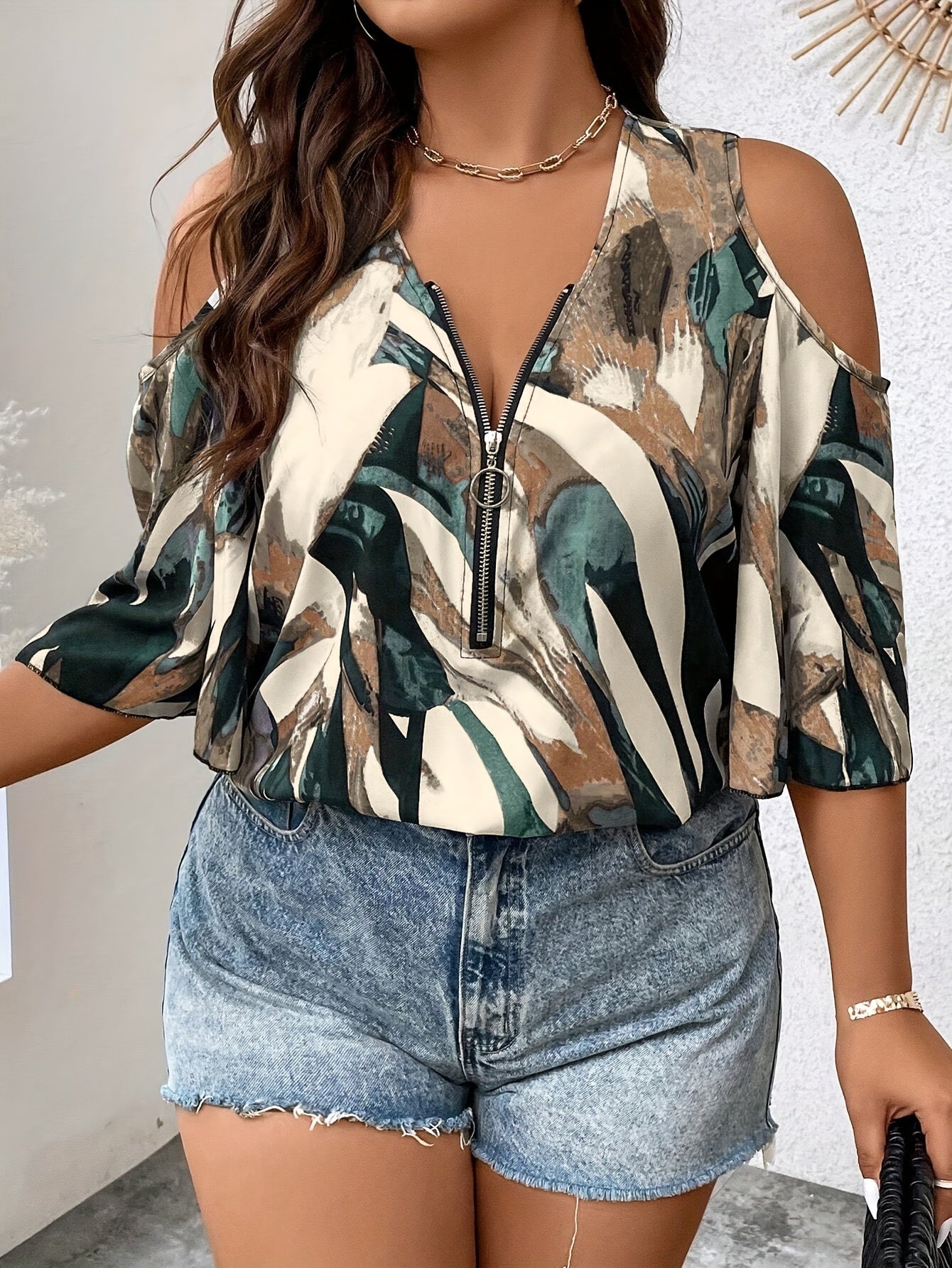 Flirty & Functional: Plus Size Printed Cold-Shoulder Blouse with Zip-Up V-Neck – Ready for Any Occasion