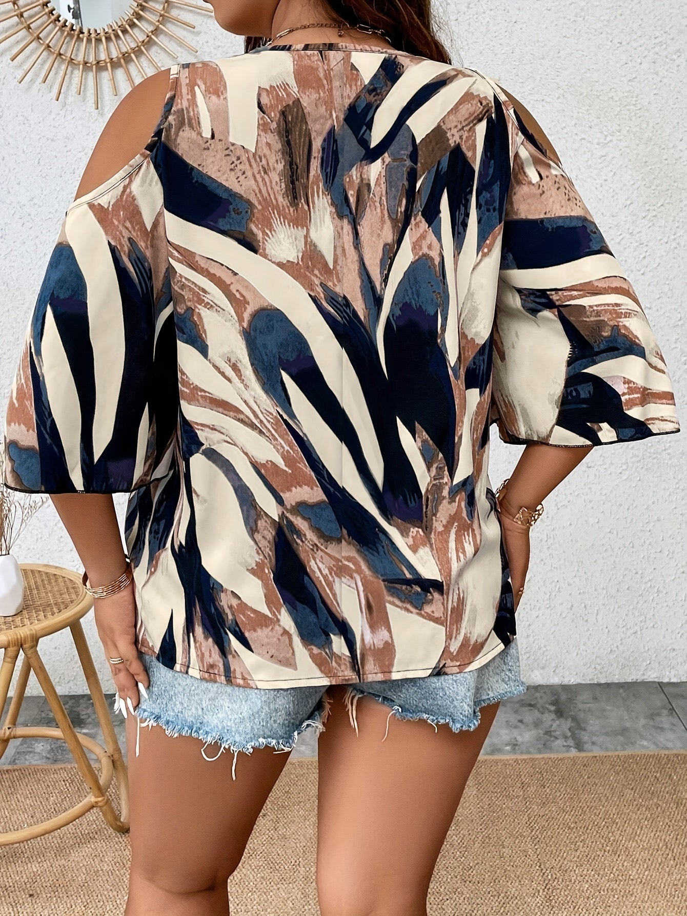 Flirty & Functional: Plus Size Printed Cold-Shoulder Blouse with Zip-Up V-Neck – Ready for Any Occasion